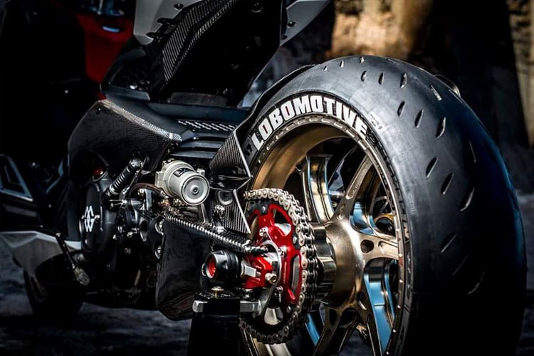 Xích bản lớn gia tăng nét hầm hố và khác biệt cho chiếc xe.