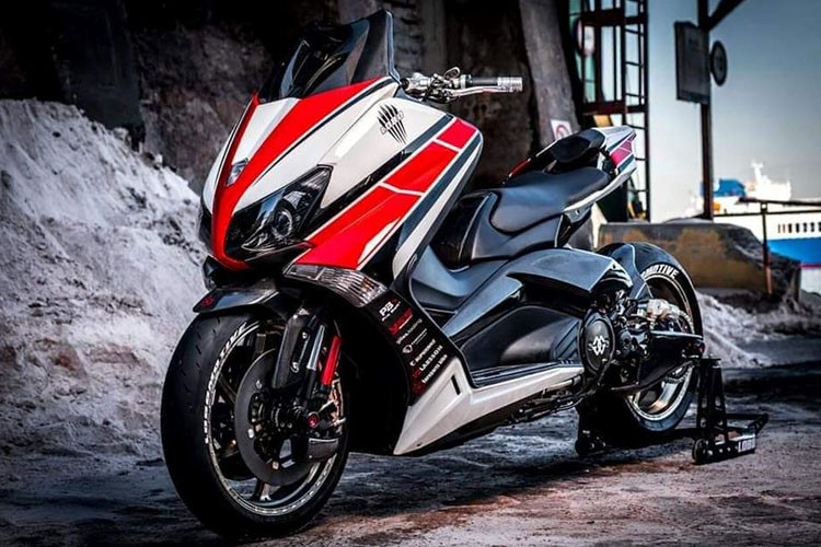 Các Biker Thái Lan đã áp dụng rất nhiều đồ chơi hàng hiệu đắt tiền cho bản độ này. Bằng bàn tay tài ba của mình, họ đã khiến chiếc Yamaha TMAX 2018 độ khủng này đã thay đổi ngoại hình ấn tượng, đặc biệt hệ truyền động dây curoa từ hộp số CVT đã được thay đổi thành xích tải như những chiếc môtô thực thụ.