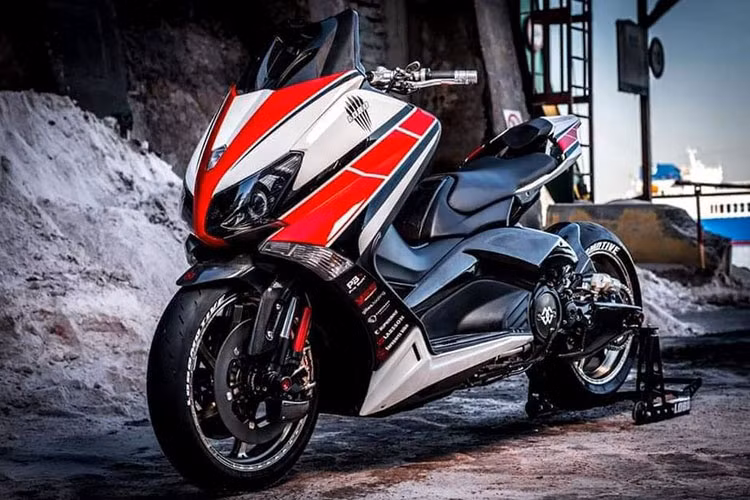 Các Biker Thái Lan đã áp dụng rất nhiều đồ chơi hàng hiệu đắt tiền cho bản độ này. Bằng bàn tay tài ba của mình, họ đã khiến chiếc Yamaha TMAX 2018 độ khủng này đã thay đổi ngoại hình ấn tượng, đặc biệt hệ truyền động dây curoa từ hộp số CVT đã được thay đổi thành xích tải như những chiếc môtô thực thụ.