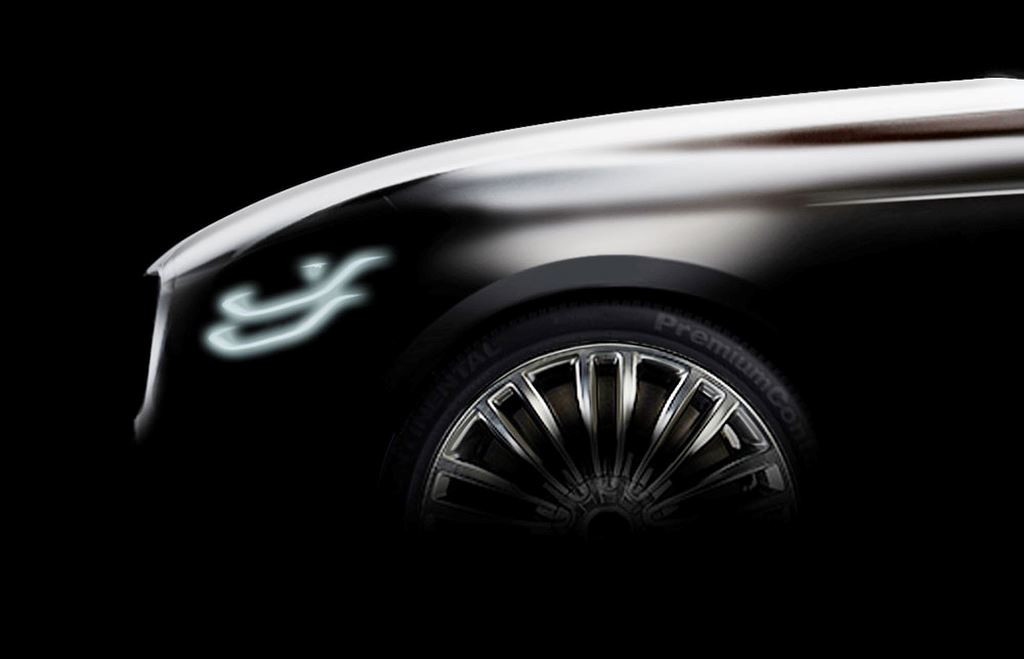 ..., phần đầu của sedan Kia mang nhiều nét tương đồng với BMW 7-series thế hệ thứ 5 với nắp ca-pô vuốt cong, thấp dần về trước và đèn pha điệu đà hơn bản tiền nhiệm.