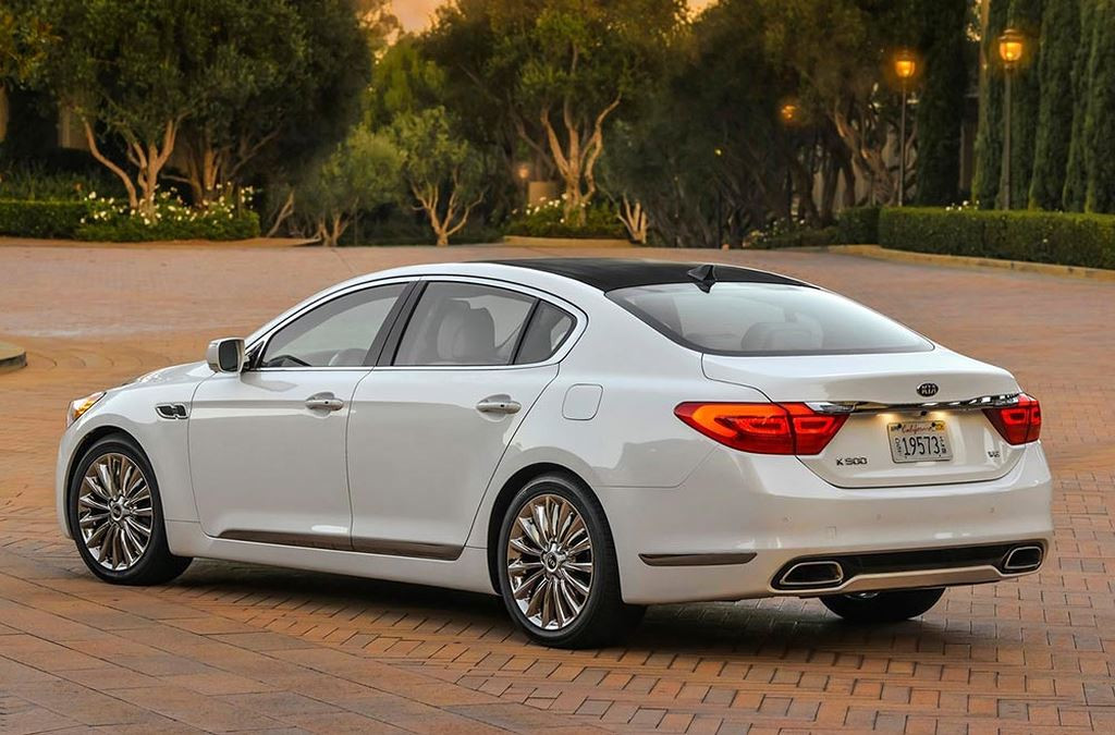 So với thiết kế Kia K900 thế hệ đầu tiên (2013-2018), mẫu 2019 sở hữu phong cách lịch lãm, Tây hóa hơn rất nhiều.