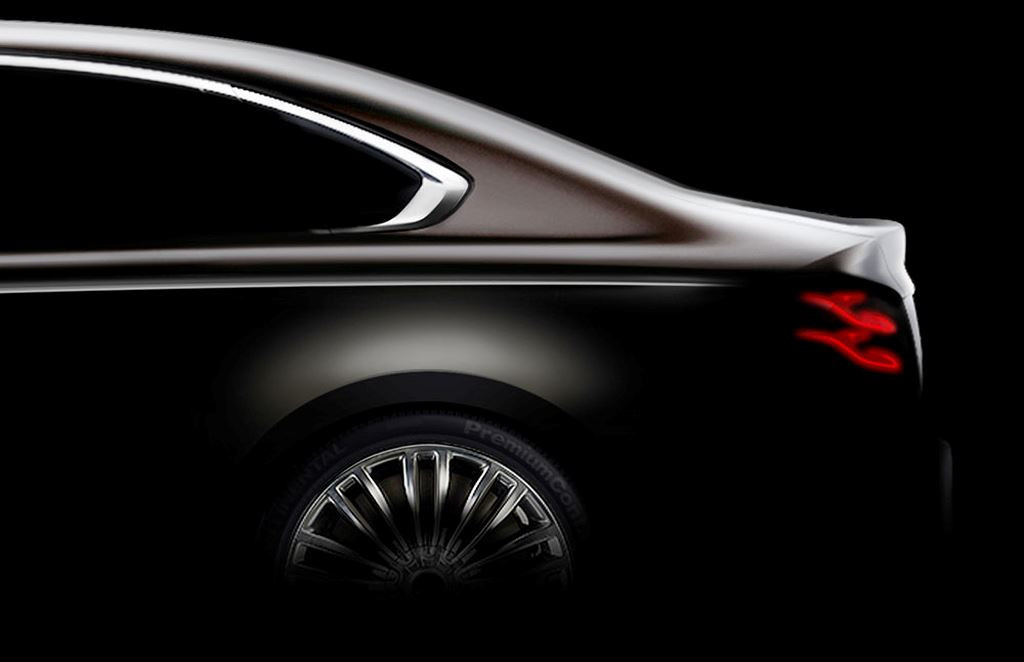 Đuôi xe lại gợi liên tưởng đến kiểu thiết kế đèn hậu của Mercedes S-class.