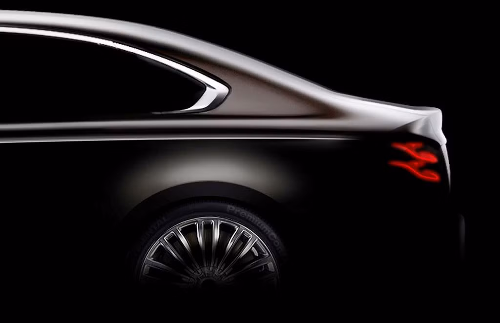 Đuôi xe lại gợi liên tưởng đến kiểu thiết kế đèn hậu của Mercedes S-class.