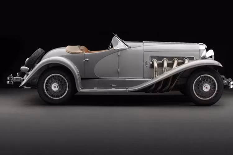 Duesenberg SSJ có thân xe siêu nhẹ do LaGrande sản xuất, trục cơ sở ngắn hơn, tổng trọng lượng xe nhẹ hơn giúp xe đạt tới tốc độ 225 km/h.