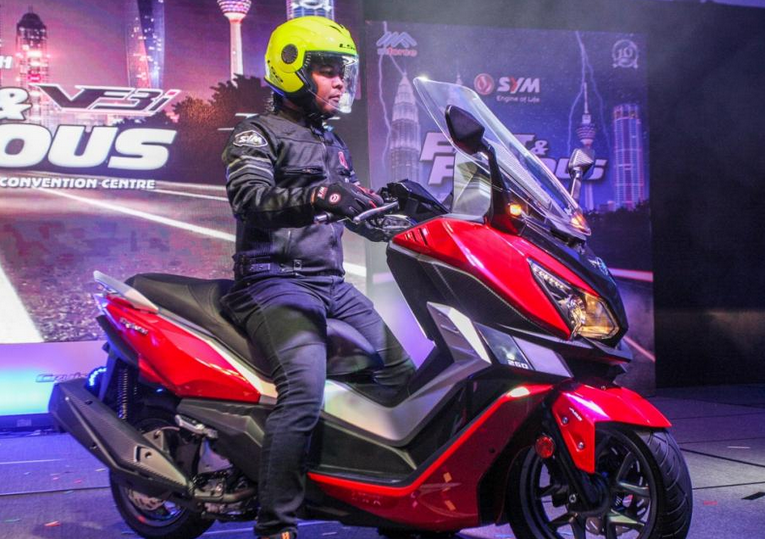 Thương hiệu xe máy Đài Loan - SYM Malaysia vừa chính thức giới thiệu mẫu xe tay ga phân khối lớn SYM CRUiSYM 250i 2018 gồm hai phiên bản có giá khá cao từ 117-119 triệu đồng. Đây được xem là đối thủ cạnh tranh với Honda Forza 250 và Yamaha X-Max 250.