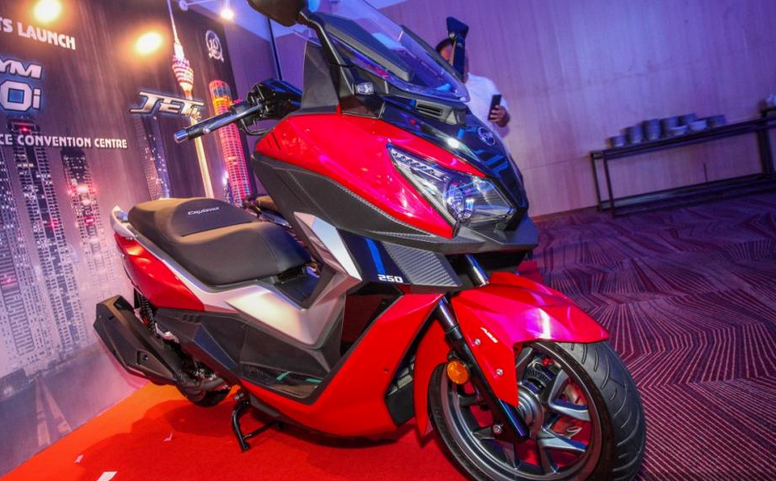 ... hai đèn xinhan được bố trí ở hai chân gương chiếu hậu, đi kèm chức năng hazard.