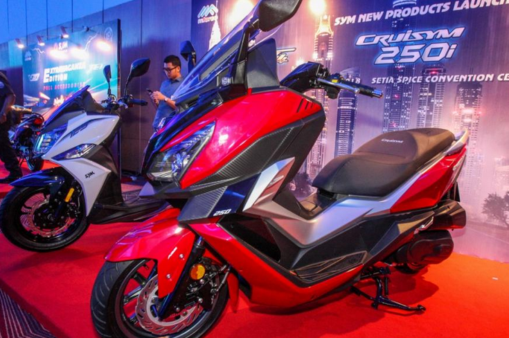 Có thể thấy phần đầu xe được thiết kế to hơn hẳn so với thân và đuôi xe. Nổi bật nhất là cặp đèn pha đôi khá lớn dạng đèn chiếu, phía trên là hai dải LED định vị...