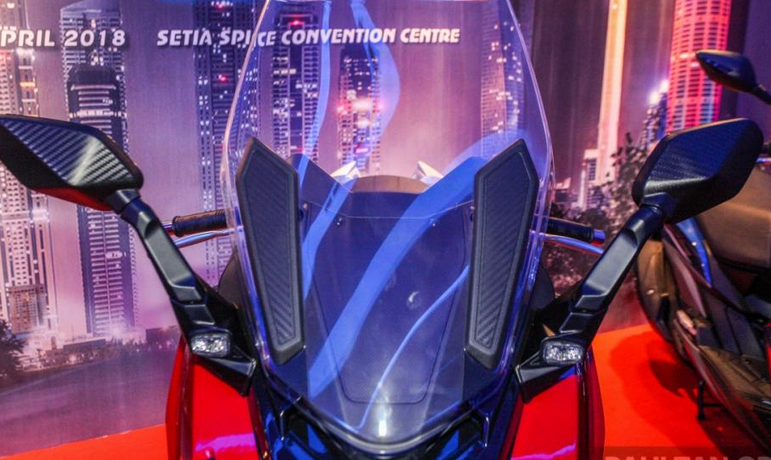 Cận cảnh kính chắn gió của xe.