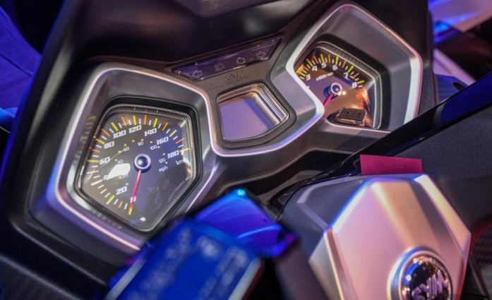 Cụm đồng hồ điều khiển gồm hai đồng hồ analog hiển thị vận tốc, vòng tua máy và màn hình LCD thể hiện các thông số của của xe như lượng xăng, hành trình và thời gian .