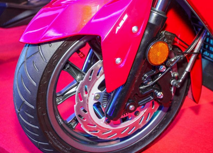 Bộ vành đúc 14 inch ở trước và 13 inch ở sau, hệ thống phanh đĩa ở cả trước lẫn sau với kích thước đĩa lần lượt là 260 mm và 240 mm.