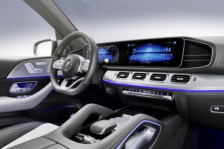 Các trang bị bên trong xe có nhiều lựa chọn mới phục vụ nhu cầu khách hàng. Theo đó, khách hàng có thể tùy chọn thêm màn hình hiển thị trên kính chắn gió (HUD) với độ sáng tăng 20% so với thế hệ trước. GLE 450 còn có thêm tùy chọn hàng ghế sau chỉnh điện và điều hòa không khí 4 vùng độc lập.