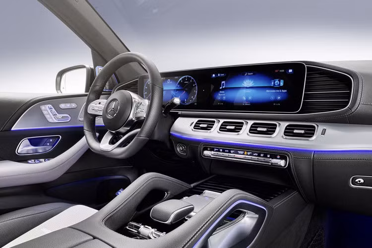 Các trang bị bên trong xe có nhiều lựa chọn mới phục vụ nhu cầu khách hàng. Theo đó, khách hàng có thể tùy chọn thêm màn hình hiển thị trên kính chắn gió (HUD) với độ sáng tăng 20% so với thế hệ trước. GLE 450 còn có thêm tùy chọn hàng ghế sau chỉnh điện và điều hòa không khí 4 vùng độc lập.