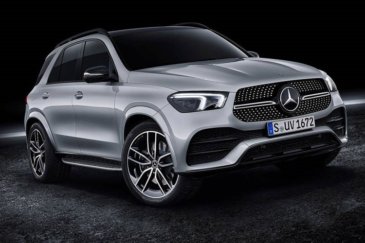 Theo đó, tại thị trường Châu Âu, mẫu chiếc SUV cỡ trung Mercedes-Benz GLE 2019 mới này sẽ được bán ra với hai biến thể GLE 300d và GLE 450, mức giá lần lượt là 70.958 USD (khoảng 1,7 tỷ), 79.387 USD (khoảng 1,8 tỷ đồng).