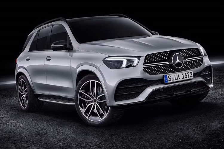 Theo đó, tại thị trường Châu Âu, mẫu chiếc SUV cỡ trung Mercedes-Benz GLE 2019 mới này sẽ được bán ra với hai biến thể GLE 300d và GLE 450, mức giá lần lượt là 70.958 USD (khoảng 1,7 tỷ), 79.387 USD (khoảng 1,8 tỷ đồng).