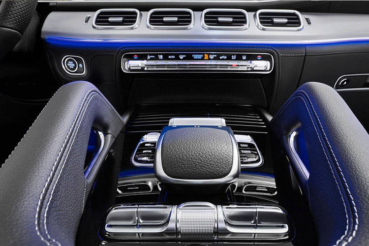 Còn biến thể GLE 450 sở hữu hệ truyền động hybrid nhẹ với động cơ xăng 6 xy-lanh, dung tích 3.0L kết hợp với hệ thống điện EQ Boost sản sinh tổng công suất 362 mã lực và mô-men xoắn 500 Nm. GLE 450 có thể tăng tốc 0-100 km/h trong 5,7 giây và vận tốc tối đa 250 km/h. Biến thể này có mức tiêu hao nhiên liệu 8,4 l/100 km.