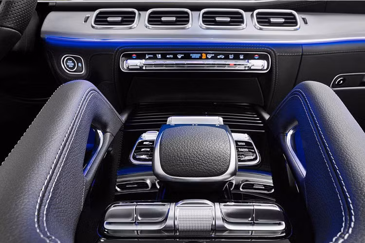 Còn biến thể GLE 450 sở hữu hệ truyền động hybrid nhẹ với động cơ xăng 6 xy-lanh, dung tích 3.0L kết hợp với hệ thống điện EQ Boost sản sinh tổng công suất 362 mã lực và mô-men xoắn 500 Nm. GLE 450 có thể tăng tốc 0-100 km/h trong 5,7 giây và vận tốc tối đa 250 km/h. Biến thể này có mức tiêu hao nhiên liệu 8,4 l/100 km.