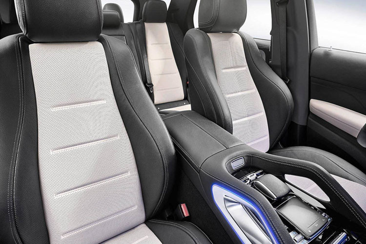 Các ghế được bọc da Nappa cao cấp, hệ thống hỗ trợ cảnh báo điểm mù, vành 20 inch của AMG, nội thất sử dụng gỗ sồi sang trọng.