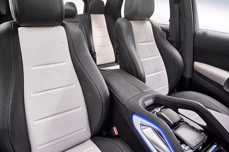 Các ghế được bọc da Nappa cao cấp, hệ thống hỗ trợ cảnh báo điểm mù, vành 20 inch của AMG, nội thất sử dụng gỗ sồi sang trọng.