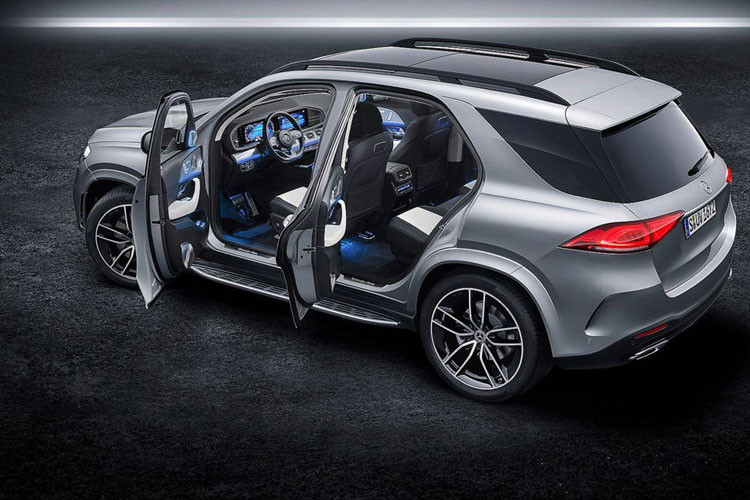 Xe được hãng xe sang Mercedes-Benz thiết kế với không gian bên trong rộng với hàng ghế thứ 2 có chỗ để chân rộng hơn và khoảng trống trên đầu cao hơn.