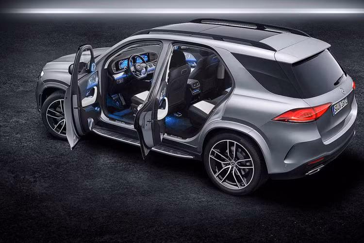 Xe được hãng xe sang Mercedes-Benz thiết kế với không gian bên trong rộng với hàng ghế thứ 2 có chỗ để chân rộng hơn và khoảng trống trên đầu cao hơn.