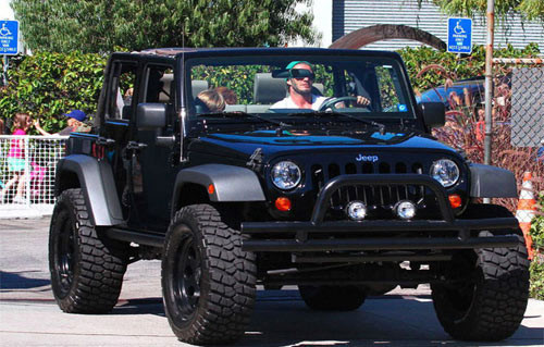 David Beckham sắm chiếc Aston Martin DBS Superleggera ngay trước dịp Giáng sinh, điền tên mẫu xe này vào bộ sưu tập siêu xe đáng mơ ước, gồm một chiếc xe thể thao của Jaguar giá 140.000 bảng, một chiếc Audi giá 80.000 bảng, chiếc Bentley giá 200.000 bảng, Ferrari 612 Scaglietti giá 200.000 bảng, cùng Cadillac Escalade và Jeep Wrangler...