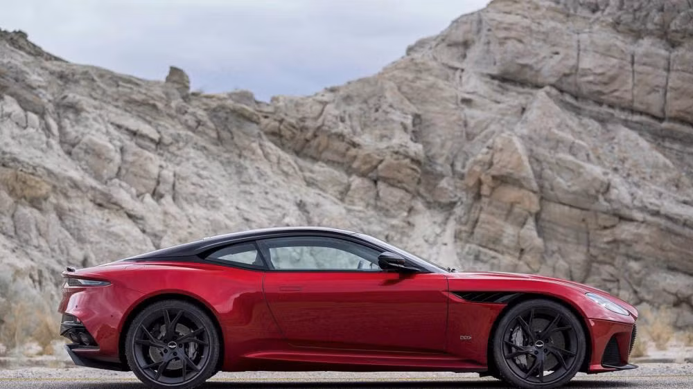Aston Martin DBS Superleggera có cấu trúc nhôm siêu nhẹ khiến xe trở thành một trong những siêu xe thể thao có tốc độ ấn tượng nhất thế giới.