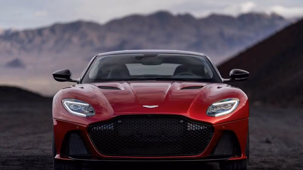 Aston Martin DBS Superleggera 2018 mới chỉ ra mắt vào tháng 6 năm nay. Đây là mẫu xe đầu bảng mới của dòng Super GT trong gia đình Aston Martin. Aston Martin DBS Superleggera 2018 được phát triển dựa trên phiên bản tiến hóa của cấu trúc bằng nhôm siêu nhẹ lấy từ DB11. Xe sở hữu thiết kế mạnh mẽ, được trang bị lưới tản nhiệt trước táo bạo hơn, cụm đèn pha và đèn hậu mới hiện đại.