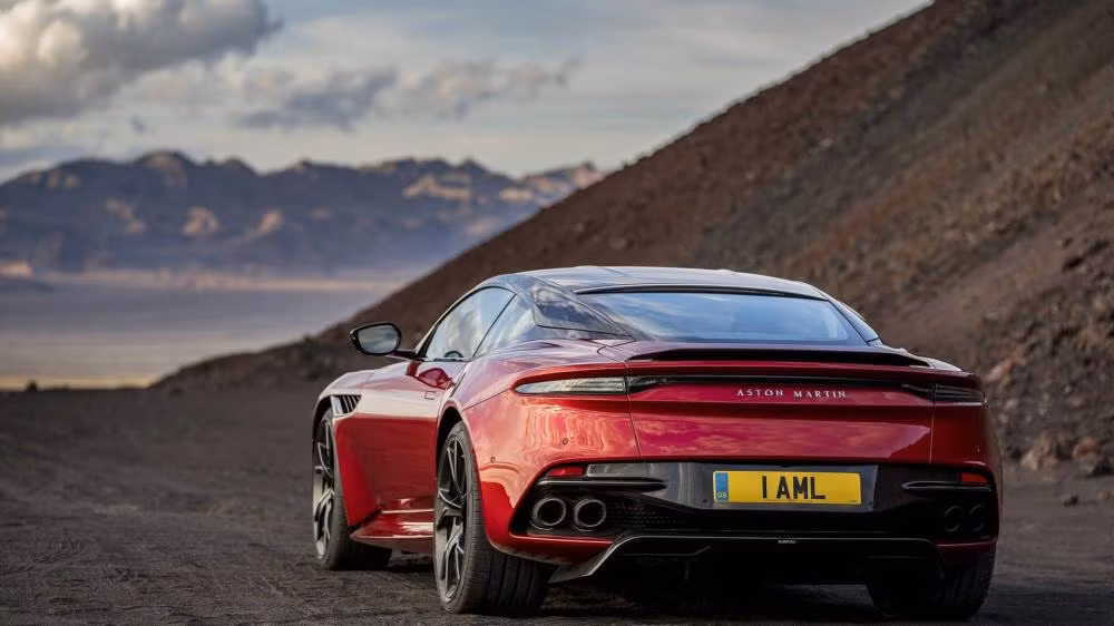 Có một điều khác biệt khi đuôi xe với dòng chữ "Aston Martin" thay cho logo hình đôi cánh trên nắp cốp sau như mẫu cũ.
