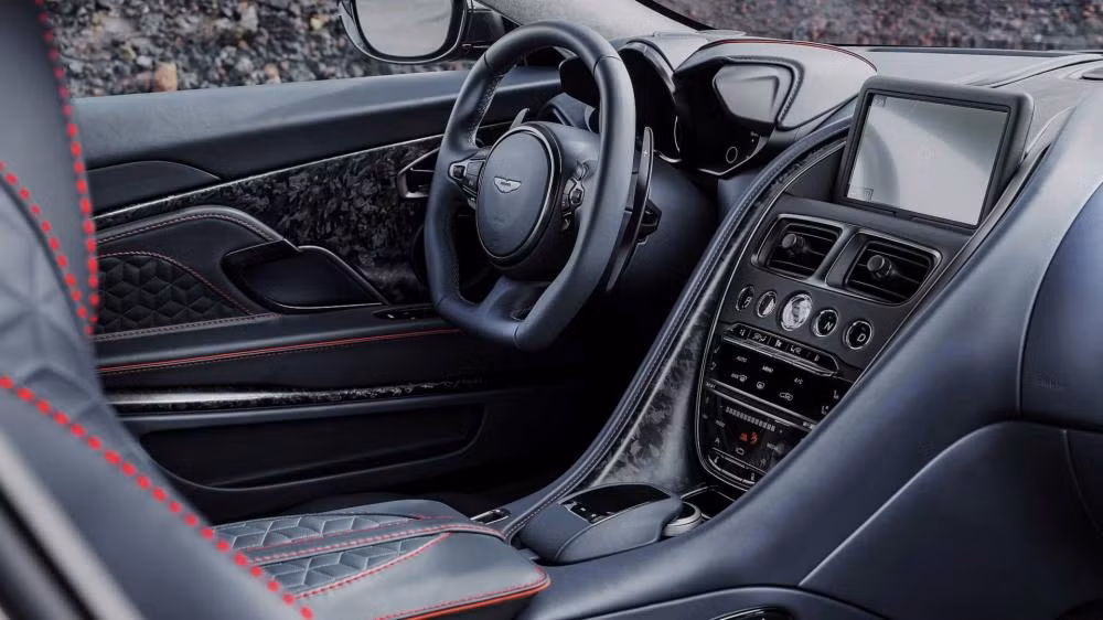Nội thất bên trong Aston Martin DBS Superleggera 2018 với nhiều trang bị tiêu chuẩn hiện đại.