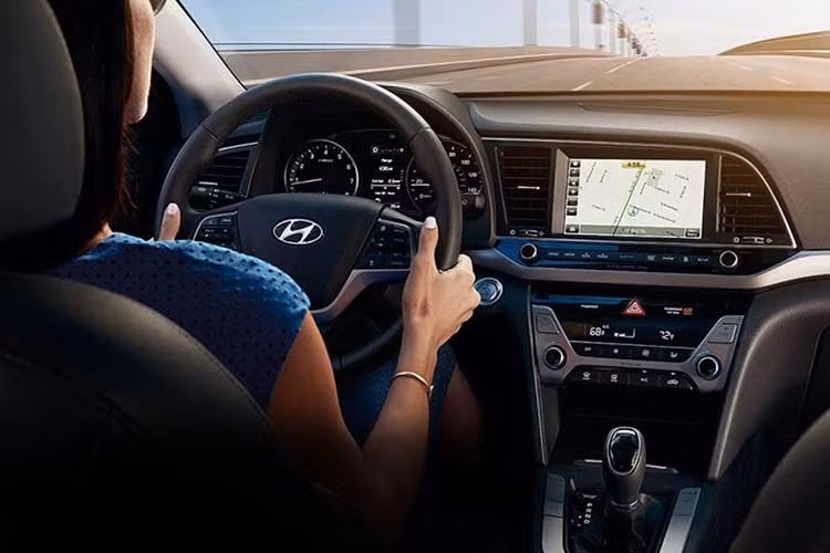 Trong khi đó, bản Elantra SEL được trang bị gói an toàn Hyundai SmartSense với các tính năng như: cảnh báo va chạm trước, hỗ trợ giữ làn đường và cảnh báo tài xế khi buồn ngủ. Riêng bản Sport vẫn giữ nguyên động cơ 1.6L cho công suất 201 mã lực. Phiên bản này sẽ có giá bán 23.500 USD (tương đương khoảng 550 triệu đồng).