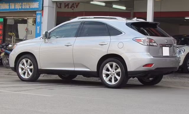 Tuy nhiên, nhiều đánh giá cho rằng, chiếc Lexus RX350 đời 2011 này với tuổi đời hơn 7 năm và bán với giá 1,98 tỷ đồng (khấu hao khoảng 1 tỷ) vẫn thuộc dạng cao giá.