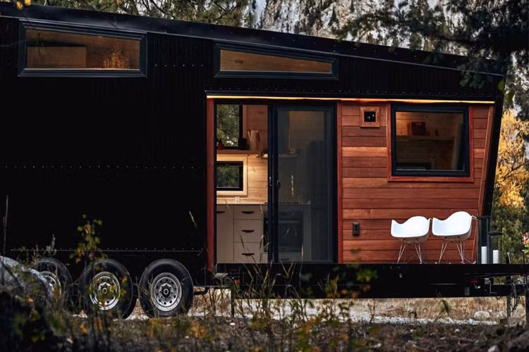 Xe thiết kế có cửa các phòng ban, cửa sổ, cửa gió rất đầy đủ. Được biết các kỹ sư nhà Land Ark phải mất đến 3-4 tháng mới chế tạo, hoàn thành xong chiếc xe Draper đặc biệt này.