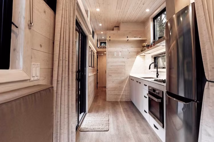 Bên trong xe được ốp tường gỗ tạo nên không gian ấm cúng vào mùa đông và thoáng mát vào những ngày hè nóng bức. Các hạng mục cần có của một ngôi nhà đều được thu nhỏ tại đây như phòng bếp, phòng ăn, phòng khách, ngủ, vệ sinh...