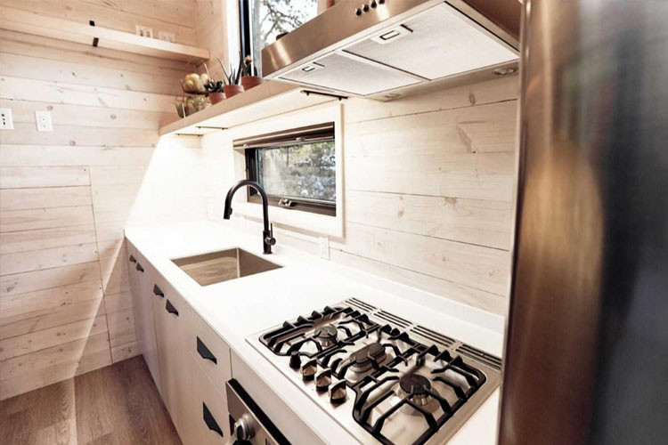 Tiện nghi phòng bếp cũng rất đầy đủ như tủ lạnh lớn, lò nướng, máy hút mùi...