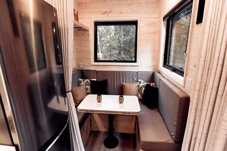 Phòng ăn ngay cạnh bếp nấu. Các ô cửa kính trong suốt góp tạo không gian mở thoáng đãng bên trong xe.