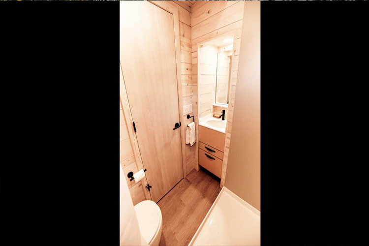 Phòng tắm, vệ sinh cũng được ốp gỗ hoàn toàn trông rất sạch sẽ.