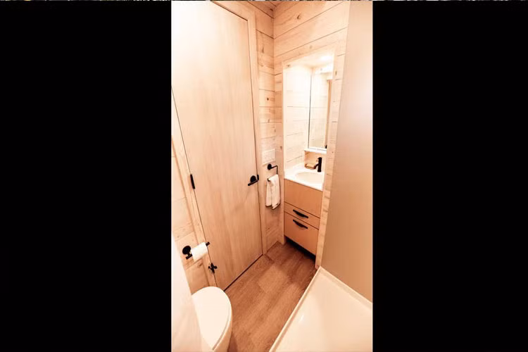 Phòng tắm, vệ sinh cũng được ốp gỗ hoàn toàn trông rất sạch sẽ.