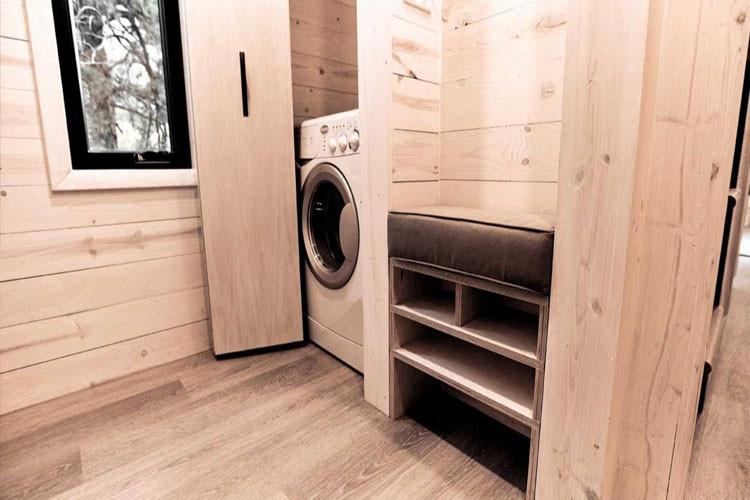 Trên xe có cả máy giặt để phục vụ khách khi đi du lịch đường dài.