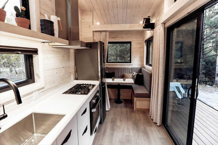 Phòng bếp được thiết kế theo không gian mở nhờ cửa chính được làm bằng kính trong suốt. View phong bếp hướng ra ban công ngay trên xe rất lý tưởng.