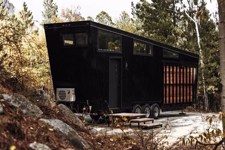 Mẫu xe RV Land Ark Draper sang chảnh có giá 144.900 USD (khoảng 3,4 tỷ đồng). Xe có ngoại hình hình thang khá độc đáo. Đi kèm bên trong là hàng loạt nội thất hiện đại và có đầy đủ các hạng mục không khác gì một ngôi nhà di động.