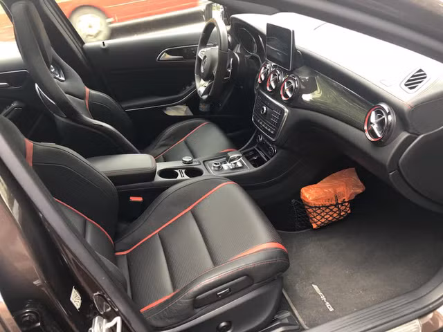 Mercedes-AMG GLA 45 sử dụng động cơ 4 xy-lanh mạnh nhất thế giới với công suất 360 mã lực tại vòng tua 6.000 vòng/phút và mô-men xoắn cực đại đạt 450 Nm tại dải vòng tua 2.250 - 5.000 vòng/phút.