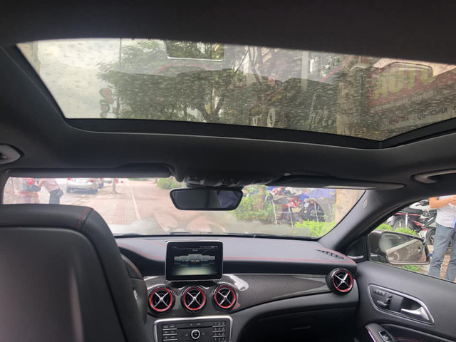 Giá xe Mercedes-AMG GLA 45 4MATIC facelift với những trang bị mới như đèn LED, động cơ mạnh hơn 20 mã lực hiện đang được phân phối chính hãng tại thị trường Việt Nam từ Mercedes-Benz khoảng 2,399 tỷ đồng.