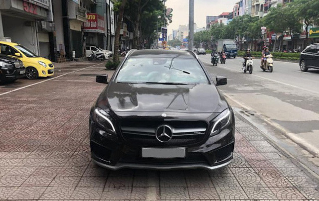 Mới sử dụng 2 năm với số lần lăn bánh 4.000km, chiếc SUV Mercedes-AMG GLA 45 2015 không chỉ có ngoại hình rất mới mà nó cũng từng được chủ nhân đầu tư đến 300 triệu để độ dáng thể thao sang chảnh.