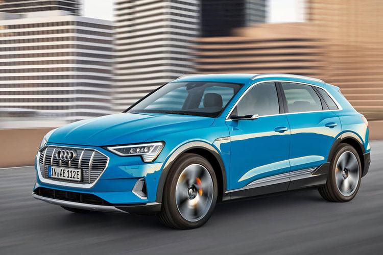 Xe có khả năng tăng tốc 0-96 km/h dưới 6 giây, vận tốc tối đa 200 km/h. Nếu chuyển sang chế độ Boost, Audi E-Tron mở công suất lên 402 mã lực, tăng tốc 0-96 km/h trong 5,5 giây