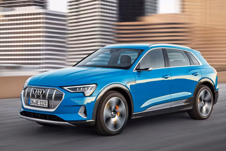 Xe có khả năng tăng tốc 0-96 km/h dưới 6 giây, vận tốc tối đa 200 km/h. Nếu chuyển sang chế độ Boost, Audi E-Tron mở công suất lên 402 mã lực, tăng tốc 0-96 km/h trong 5,5 giây