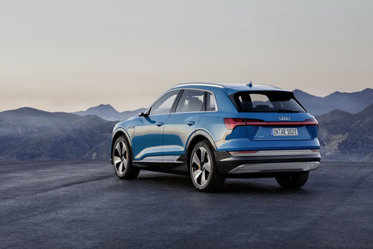 Audi E-Tron sử dụng hai động cơ gắn ở mỗi trục. Động cơ phía trước có công suất 125 kW và động cơ phía sau là 140 kW, tạo ra tổng công suất 265 kW, tương đương 350 mã lực.