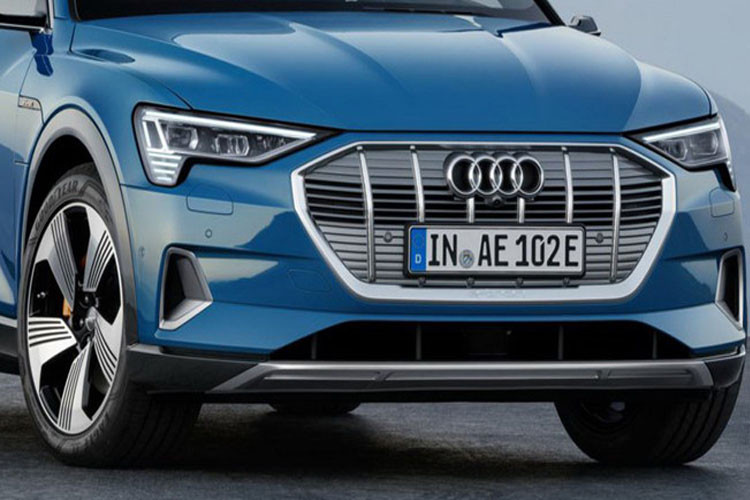 Audi e-tron Launch Edition sở hữu thiết kế đẹp mắt với viền trang trí crom nổi bật cho lưới tản nhiệt Singleframe và viền cửa sổ cùng kính mờ từ cột B về phía sau.