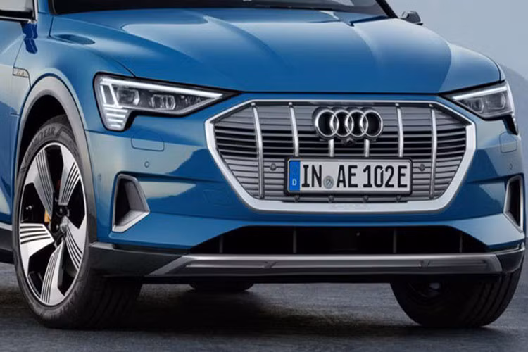 Audi e-tron Launch Edition sở hữu thiết kế đẹp mắt với viền trang trí crom nổi bật cho lưới tản nhiệt Singleframe và viền cửa sổ cùng kính mờ từ cột B về phía sau.