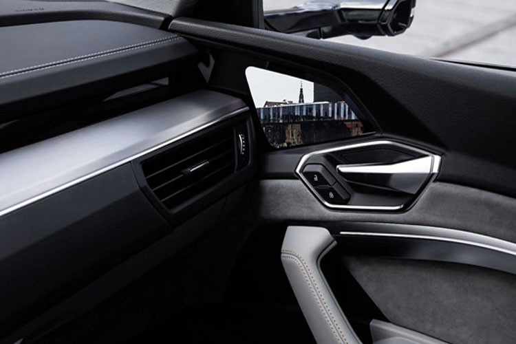 Sở dĩ được xem là mẫu xe điện tốt nhất của Audi bởi xe được trang bị nhiều công nghệ hiện đại. Nổi bật nhất là gương ảo bằng cách sử dụng camerea làm gương, chiều rộng của Audi e-tron giảm bớt được 15 cm. Camera có độ phân giải 1.280 x 1.080 pixel cho hình ảnh rõ nét trong mọi điều kiện thời tiết.