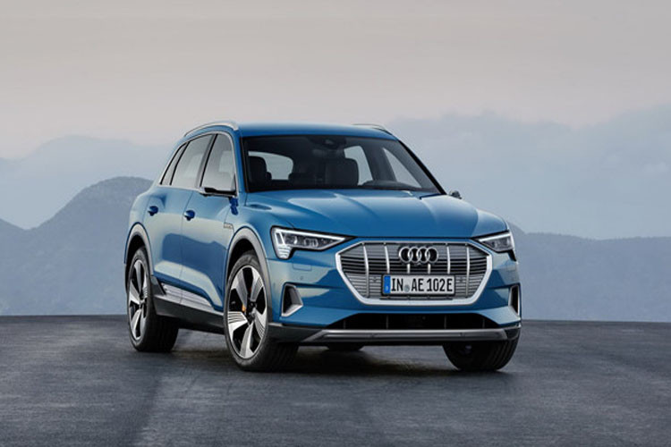 Theo đó, khách hàng tại Anh có thể đặt mua chiếc xe ôtô điện Audi e-tron Launch Edition của Audi trong tháng tới với giá khởi điểm 104.710 USD (khoảng hơn 2,4 tỷ đồng).